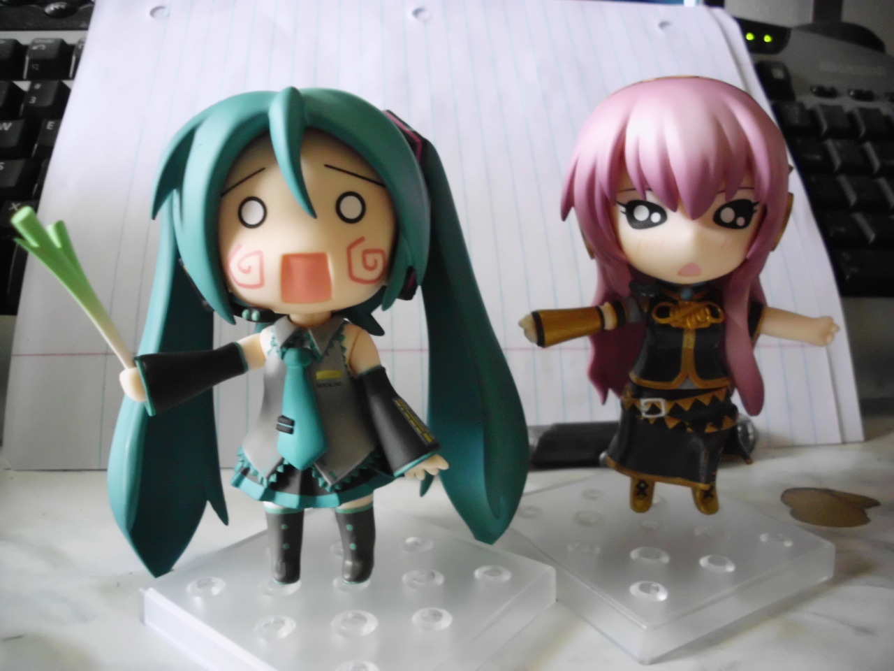 SORRY FOR THE BAD QUALITY/LIGHTING;;; but yea here are some photos of my miku and