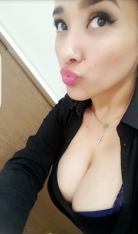 saralove87:  Show a little bra and make customers happy for the whole day 😉 what you guys think am I a good customer service rate me 😏