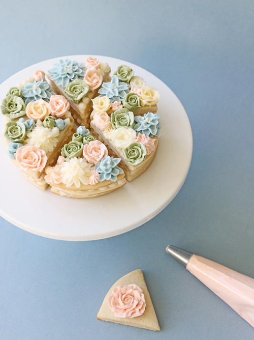 sweetoothgirl:  FLOWER COOKIE CAKES