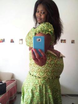 thickerisbetter:  Dee Queen!! Her dress can’t even fit around that ass