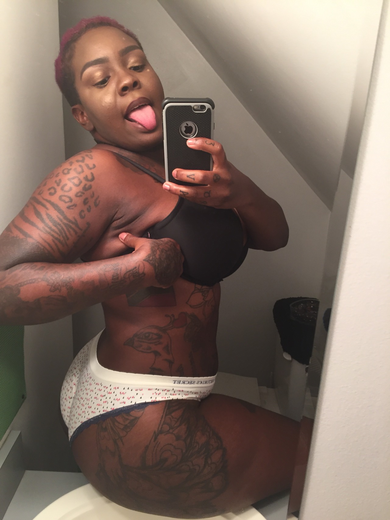 insecure-beautyy:  Chubby bellies and tattoos are the best.  👑