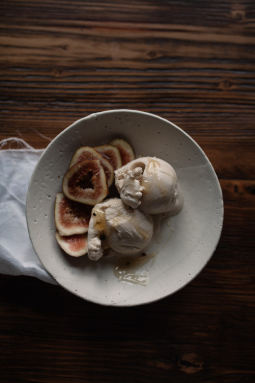 gillianstevens: Last nights snack:Cashew ice cream with figs and honey