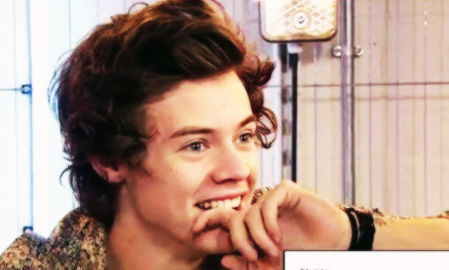 ichuggedbuttermilk:  Harry   Biting the Side of his Finger 