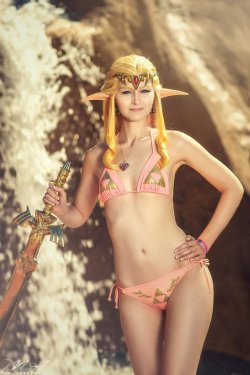 hotcosplaychicks:Bikini Zelda + Gold Master