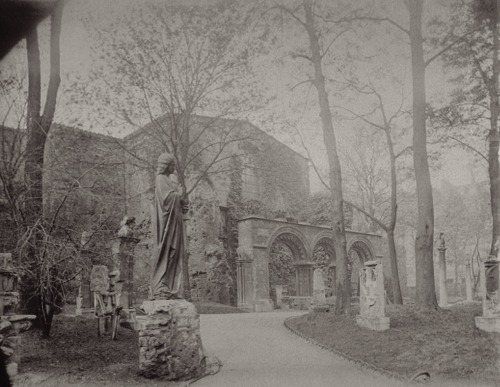 “Le jardin de l’Hôtel Cluny, à Paris, France, lorsque celui-ci avait encore une âme.”.18