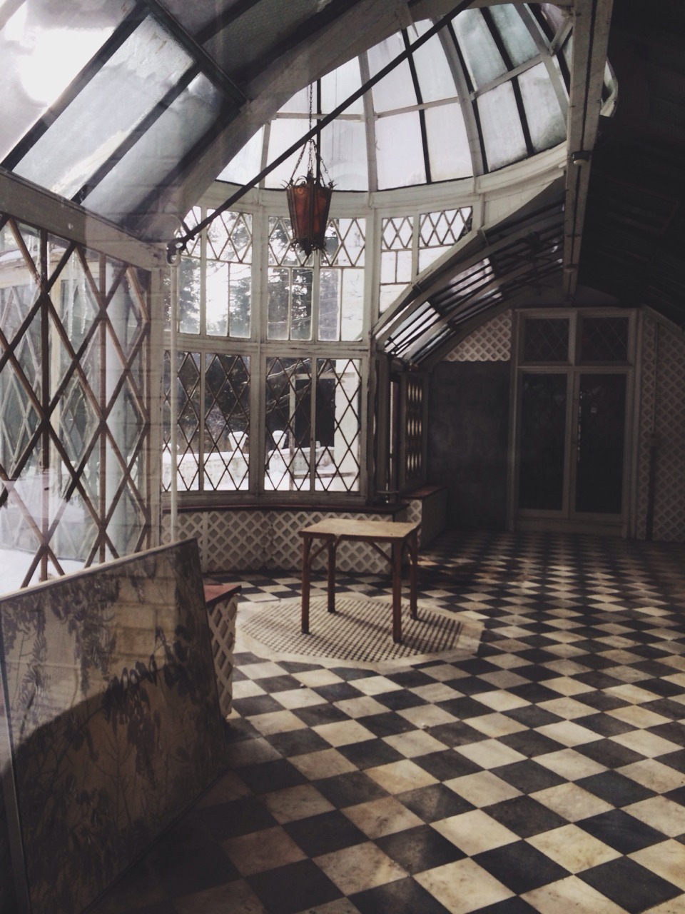 nilenna:  brittneypanda:  an abandoned house I found today  Love the floor!! 