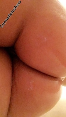 carmellalushess:  Imagine this fat ass bouncing on you’re tongue fresh out the shower, pussy still dripping wet and smelling fresh 💕💦