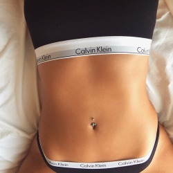 jadetunchy:  I’ve had the same belly ring since 2009