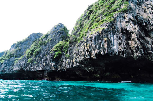 ne0nicecream:  Kayaking Phi Phi - IIGoing right from Loh Dalum Bay - Ko Phi Phi Don, Thailand