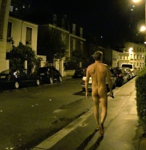 mesexhib:  J'aime me balader a poil dans la rue la nuit. 