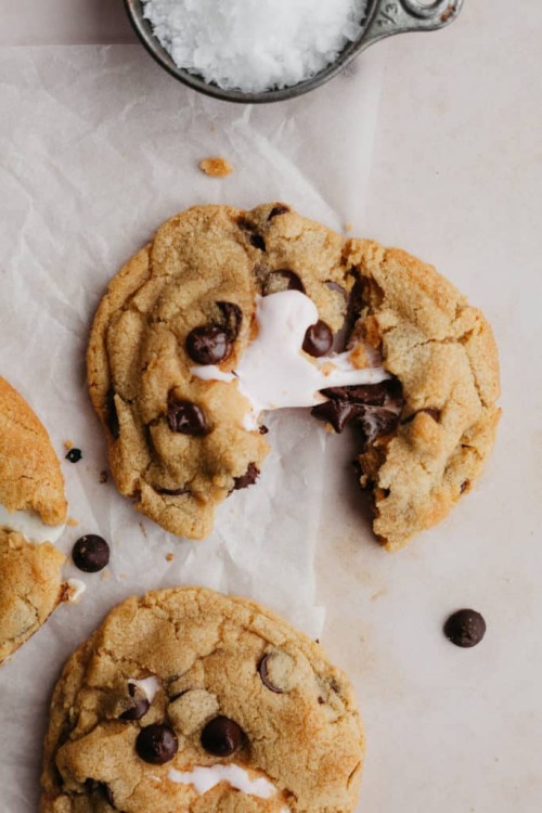 fullcravings:Marshmallow Chocolate Chip Cookies