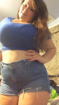 buttfuckbabe:  Fat babes in crop tops and