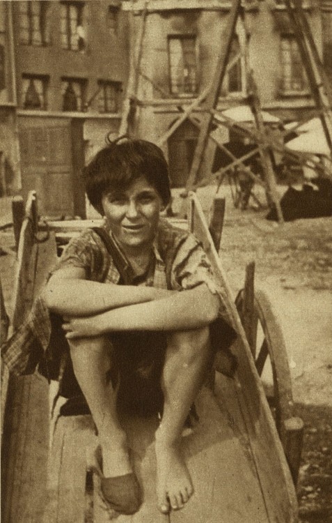 psalm22-6:[Source: Image Magazine, 1933]GAVROCHE— Gavroche !— Gavroche !On the grounds of the studio