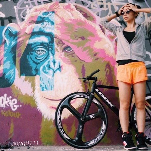 fixiegirls: by @jingq0111 “我今天跟我的車約會遇到一隻猴子。 我喜歡牠 #lookcycle #look464 #lookbike #路克米 #fixedgeargirl #
