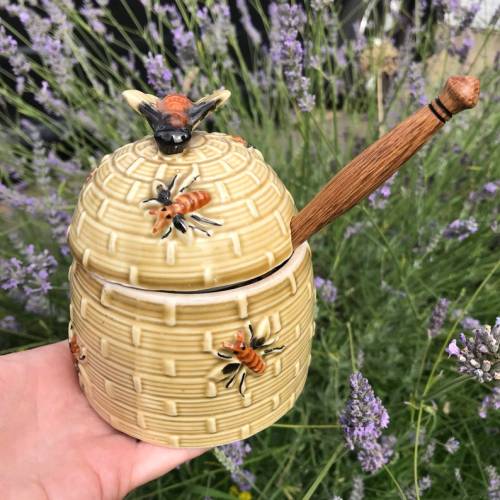snootyfoxfashion:Vintage Beehive Honey Jar from BlackSquirrelHome