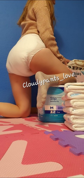 little-lucy-morningstar:Hey Lucy hier 💞Hier gibt es einen kleinen Einblick in mein FotoSet auf Patreon. Ich liebe die ABU Windeln einfach..🙈 steht sie meinem PoPo?🍑Mein Daddy musste auch erstmal meine Windel überprüfen. Vielleicht wurde sie