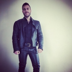 avakrubber:  To see more hot guys: http://avakrubber.tumblr.com/archive 