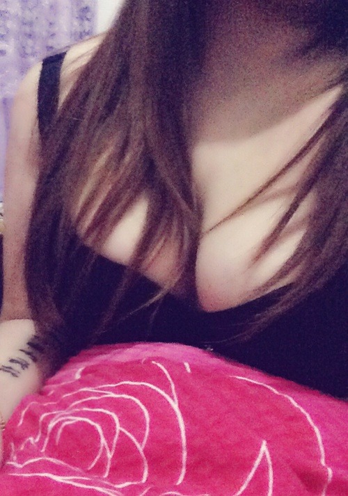 baibaioner:每天起床上班之前，都想含着大鸡鸡，下面都是湿湿的，好像每天都能有大鸡吧插进来，精液射满我的里面，带着精液去上班。有愿意满足我的粉丝吗?喜欢帮我转发啦，也可以加我微信 xiaoji