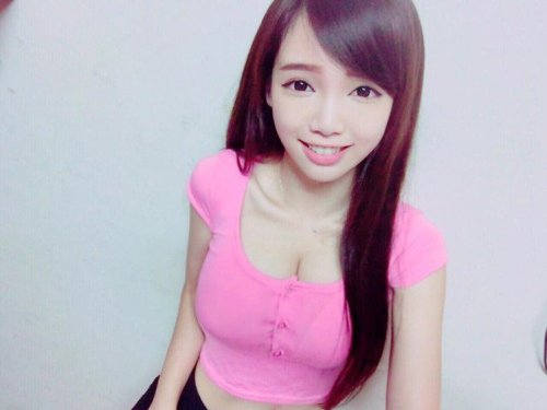 life2c:  無雙樂團最火辣甜美的小隻馬超兇正妹丘涵 這麼瘦卻怎麼又有料太犯規了！ 無双樂團，是台灣首個女子跨界國樂樂團，成員主要來自臺灣各大學國樂系。樂團由笛子、二胡、柳琴、三弦、中阮、古箏、打
