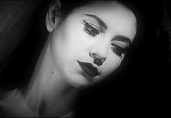 mymanic-andi:  [1/10 artists] “I always want to try and cement who I am. But I never can. That’s why I write songs.” 