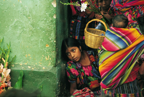 dolm:Guatemala. Chichicastenango. 1991. Flower sales girl. Thomas Hoepker.