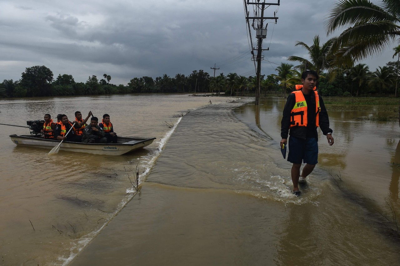 TRÁGICAS INUNDACIONES EN TAILANDIA. Al menos 21 personas murieron en los aluviones que afectaron el sur de Tailandia en los últimos días debido a las lluvias monzónicas. El primer ministro Prayuth Chan-ocha las definió como “las peores...