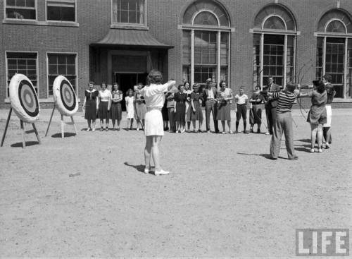 Teachers learning about archery instruction(David E. Scherman. 1939)