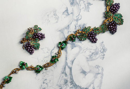 cair–paravel: Parure, Jean-Valentin Morel, c. 1850. Gold, emeralds, purple pearls and enamel.