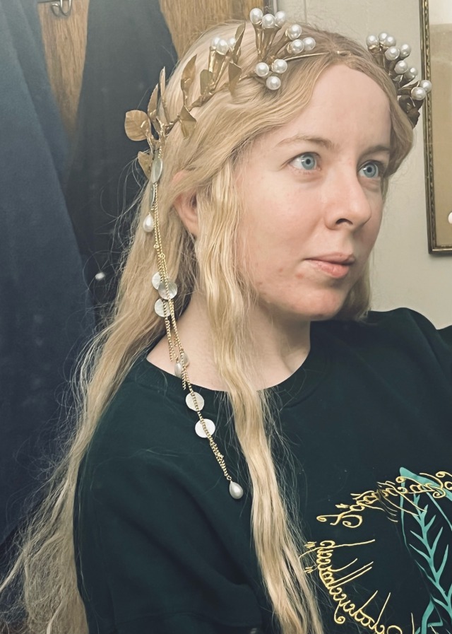 Galadriel’s crown now has all the fun dangly chains and pearls! I’m so happy with how this is turning out—I have very 