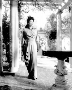 wehadfacesthen:Joan Crawford wearing an Irene