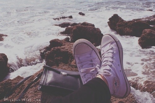 Imagem através do We Heart It #laces #ocean #photography #shoes #thesea #water #​​beach #​converse