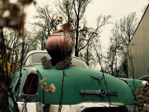 mama–mermaid:  Hiking adventures with my best friend lead to booty pictures on abandoned cars