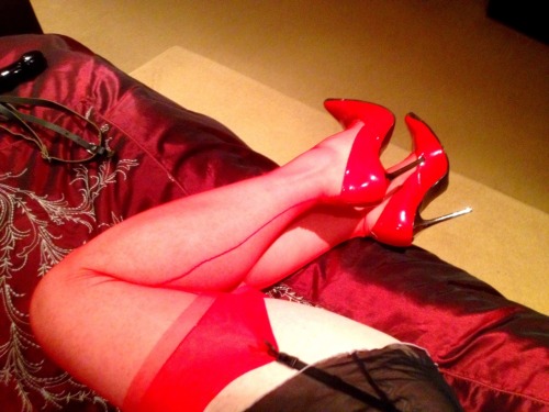 XXX kirstysummers68:  Red on the bed. Xxx photo