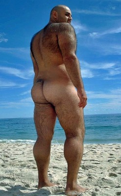 Joderrrrr que belleza de macho. Dios!!!!!! Quiero uno así, uno oso así. Prometo hacerlo feliz toda la vida mmmmmm. Por favor, ¿dónde.lo.ouedo encontrar? Tengo el culo lubricado solo de verlo mmmmmm