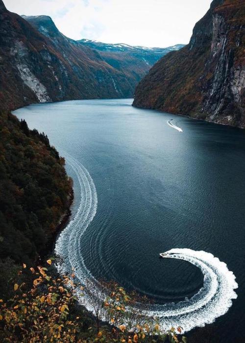 thebeautifuloutdoors: The wake off the boat on such a beautiful back drop… ift.tt/2wc