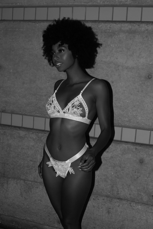 thefinestbeauties:naturallyelle:Black & White done rightTumblrette Gabrielle ​naturayelle.tumblr
