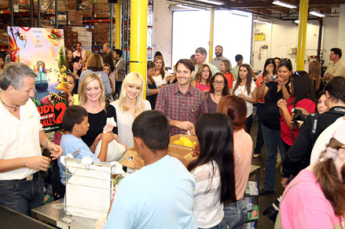 fuckyeahforte: Anna Faris and Will Forte volunteer in support of Hunger Action Month at Los Angeles 