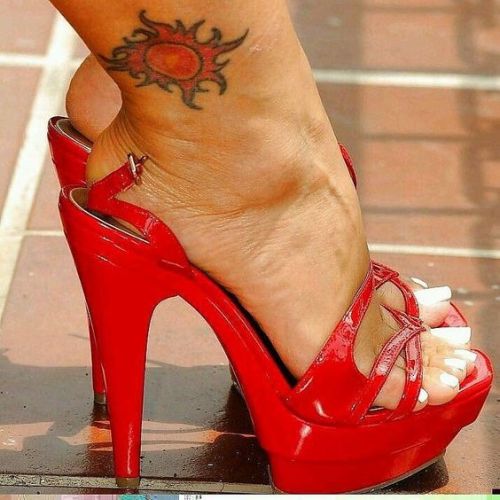 t-double-posts:Feet and ankles make the best canvases for sexy tattoos! 