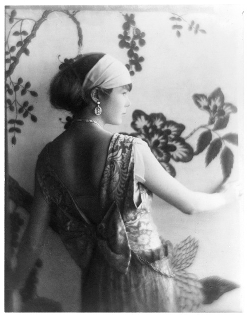 onceuponatown:  Woman, half-length portrait, facing right, viewed from behind. Ca.1925.