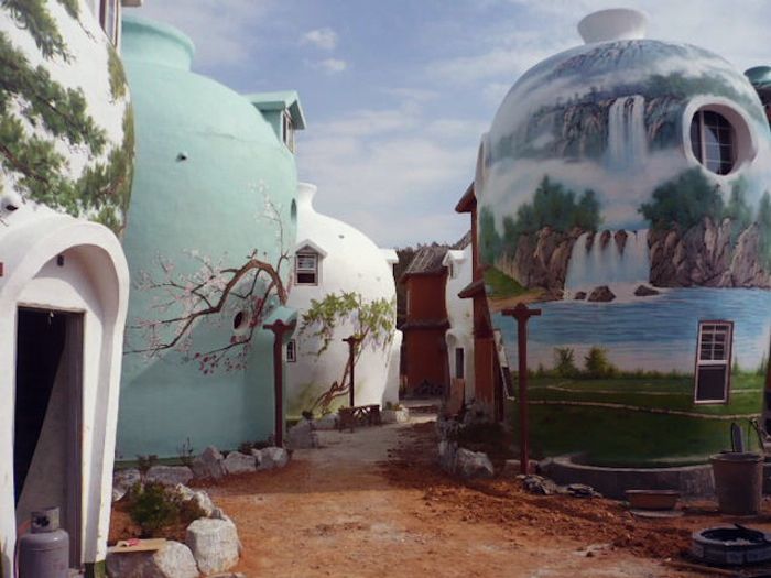 inmymindwecantrewind:  A Korean hotel in the shape of a giant pottery collection.