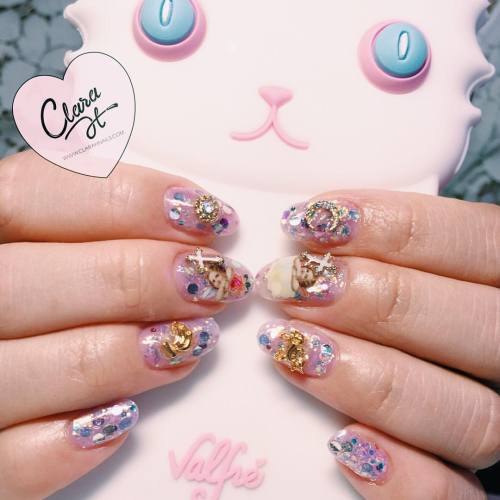 Sparkly bits for @hanako_k_ &rsquo;s nails and her @valfre kitty phone case! Super cute nail parts f