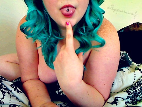 savingthrowvssexy:  sallysparrowmfc:  hiya. I’m hungry.   Such a beautiful girl. 