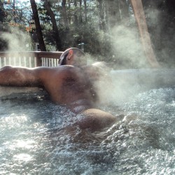 corndogfairy:  jray83:  If only I had a hot tub in the woods!  I need this!!