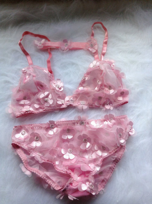 lovinghandmadelingerie:Moon dust