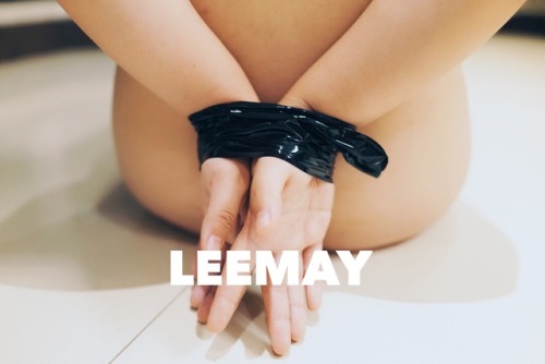 leemayaug: ✨静电胶带系列✨好喜欢被胶带裹住的感觉，整个身体都有一种归属感，骚逼不自觉地就湿透了。不知道看到图的小哥哥看见母狗这样被绑着，鸡巴会不会硬硬的想肏骚逼呢？想要的话一定要给母狗留言