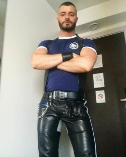 yoshi11115: bootz2leather: Hot Leather Guy!