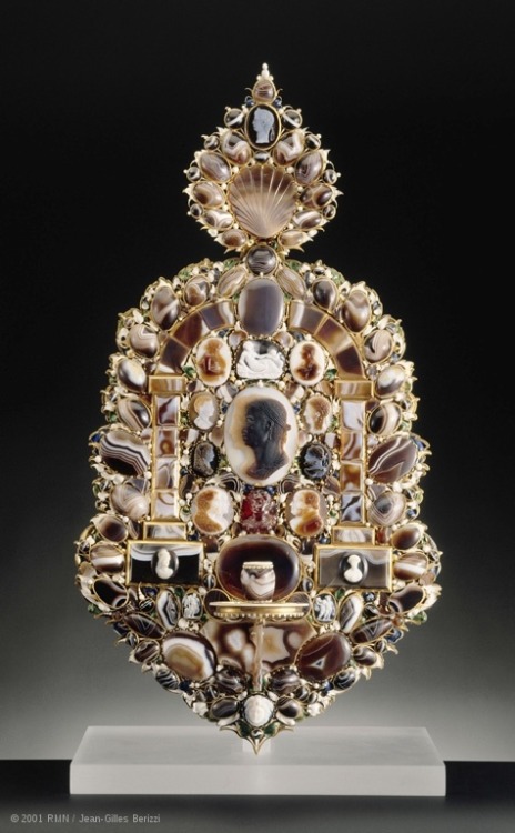 mordmardok:This sconce, purchased by Louis XIV in 1684 from the dealer Le Brun, features a multitude