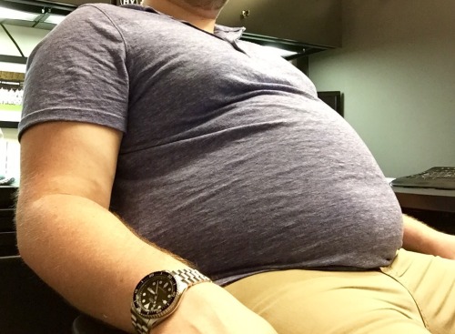 broaderstrokes:  Tummy Tuesday, Office Editon: this shirt was roomy when I bought it a few weeks ago