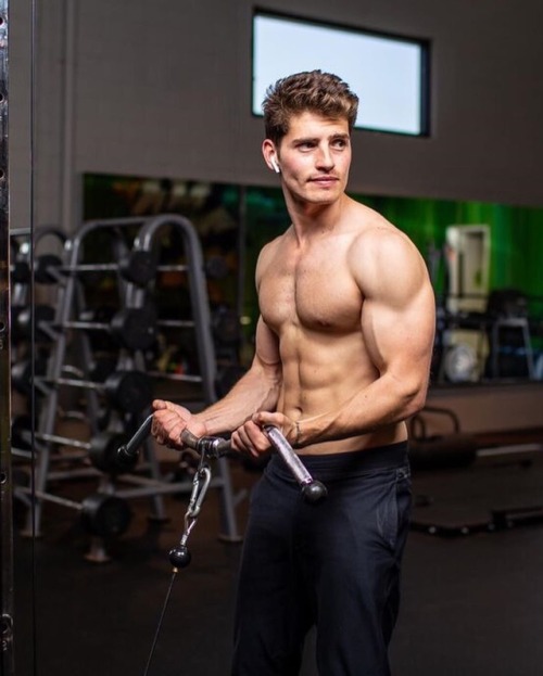 unguerito:Gregg Sulkin.