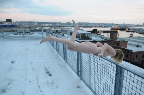 takemetoyourbedroomphotography:Remember when “planking” was all the rage? Erin 